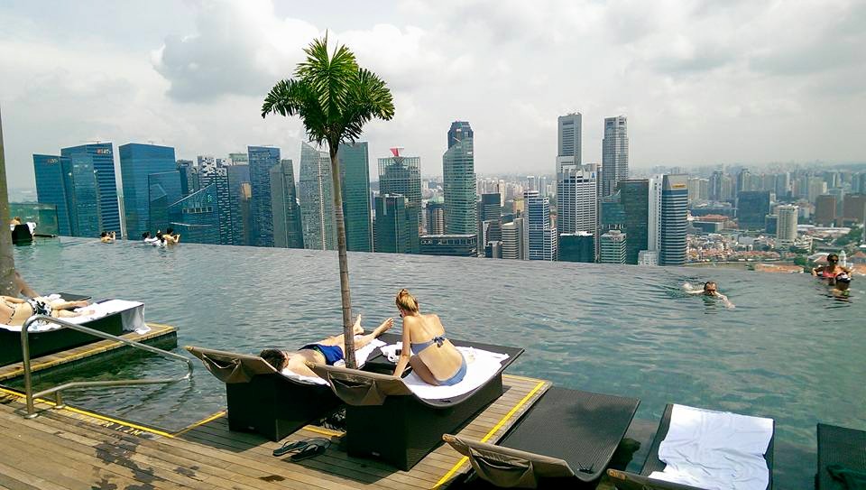 Marina Bay Sands, Singapore: Bạn có thể gọi đây là hồ bơi giữa trời, nơi có độ cao chóng mặt. Xung quanh bể bơi, họ trồng cả cọ để tỏa bóng mát nên rất mát mẻ. Gió lộng ở hồ bơi giữa trời sẽ mang cho bạn cảm giác khác lạ và không gì so sánh bằng việc ngắm hoàng hôn ở đây.